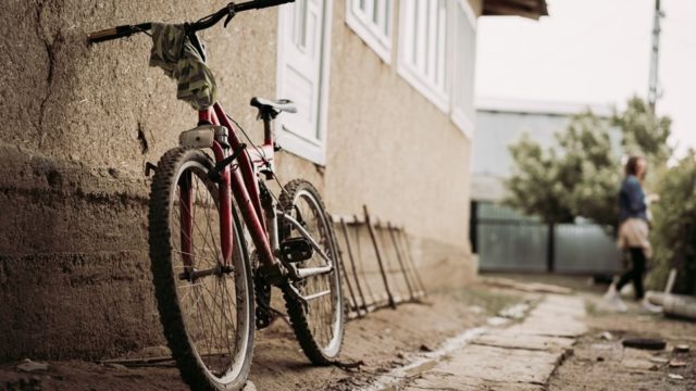 Povestea Valentinei – Când pierzi olimpiada pentru că nu ai 16 lei, dar câștigi șansa la o viață mai bună