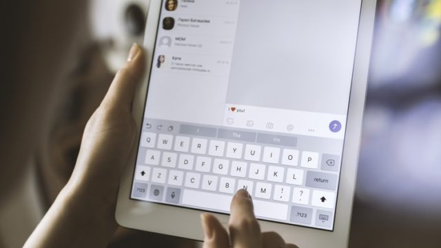 Un like la o fotografie și un început de prietenie. Ne îndrăgostim online. Supraviețuiește relația în offline?