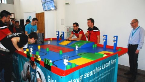 Elevi din cinci licee participă la „Concursul de roboți mobili”, la ULBS