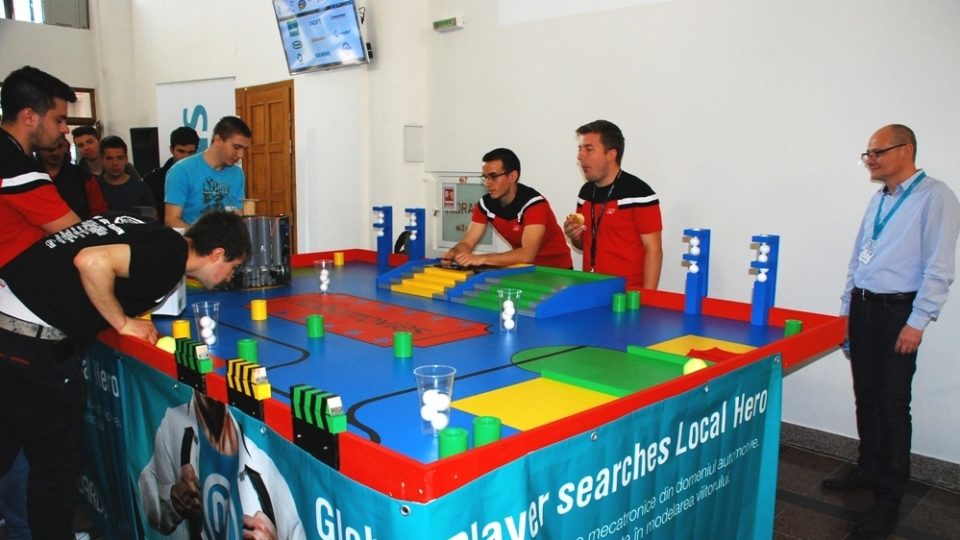 Elevi din cinci licee participă la „Concursul de roboți mobili”, la ULBS