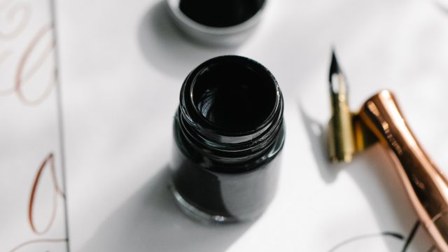 Expoziția „Istoria stilourilor românești. Colecția Petre Crăciun” găzduită de „Casa Altemberger”