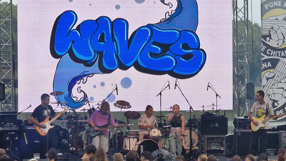 „Încercăm să ne distrăm și încercăm să ne arătăm exact așa cum suntem”. Interviu cu trupa Waves