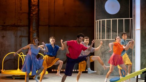 SF (SUPER-FRAGIL). Spectacol de teatru fizic pentru adolescenți semnat Andrea Gavriliu, la Teatrul Excelsior