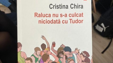 „Nu trebuie să faci acrobație literară pentru a spune o poveste, trebuie să spui povestea. Scrisul se învață”. Interviu cu scriitoarea Cristina Chira.