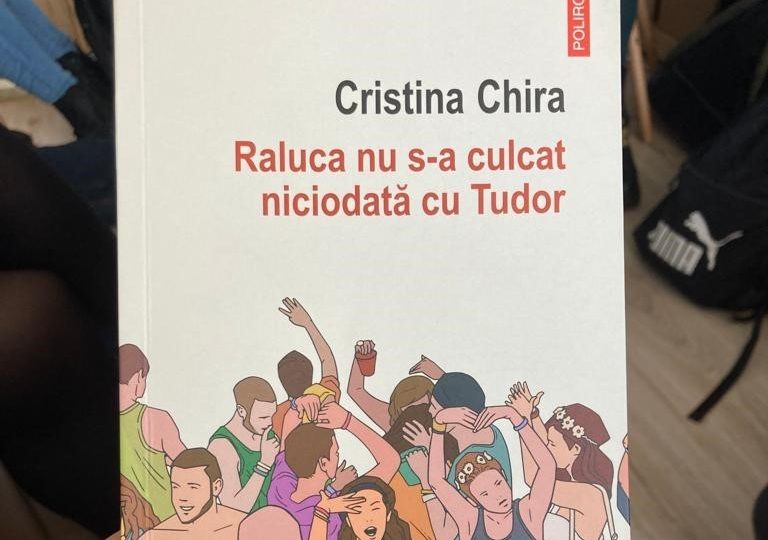 „Nu trebuie să faci acrobație literară pentru a spune o poveste, trebuie să spui povestea. Scrisul se învață”. Interviu cu scriitoarea Cristina Chira.