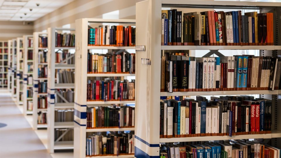 „Cred că biblioteca universitară s-a deschis mult către comunitatea locală și a devenit mult mai prezentă și vizibilă în viața culturală a orașului” – Valer Cosma