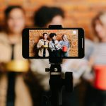 Centrul pentru Jurnalism Independent (CJI): Adolescenții și tinerii petrec mai mult timp pe social media în timpul verii, aproape 6 ore pe zi