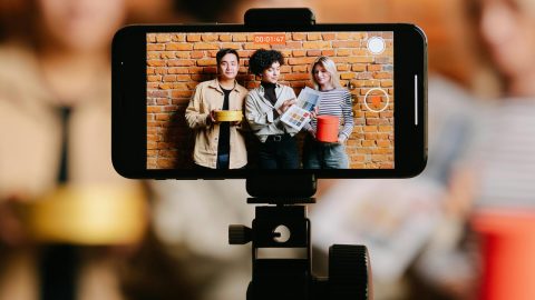Centrul pentru Jurnalism Independent (CJI): Adolescenții și tinerii petrec mai mult timp pe social media în timpul verii, aproape 6 ore pe zi