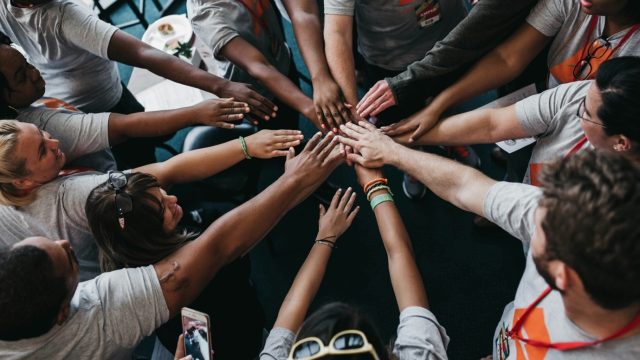 Binele comunitar și generozitatea ca sursă de vindecare: „Pe mine voluntariatul m-a ajutat să depășesc nesiguranța și anxietatea” (G.)