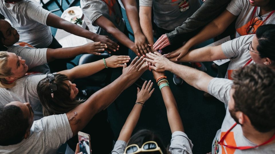 Binele comunitar și generozitatea ca sursă de vindecare: „Pe mine voluntariatul m-a ajutat să depășesc nesiguranța și anxietatea” (G.)